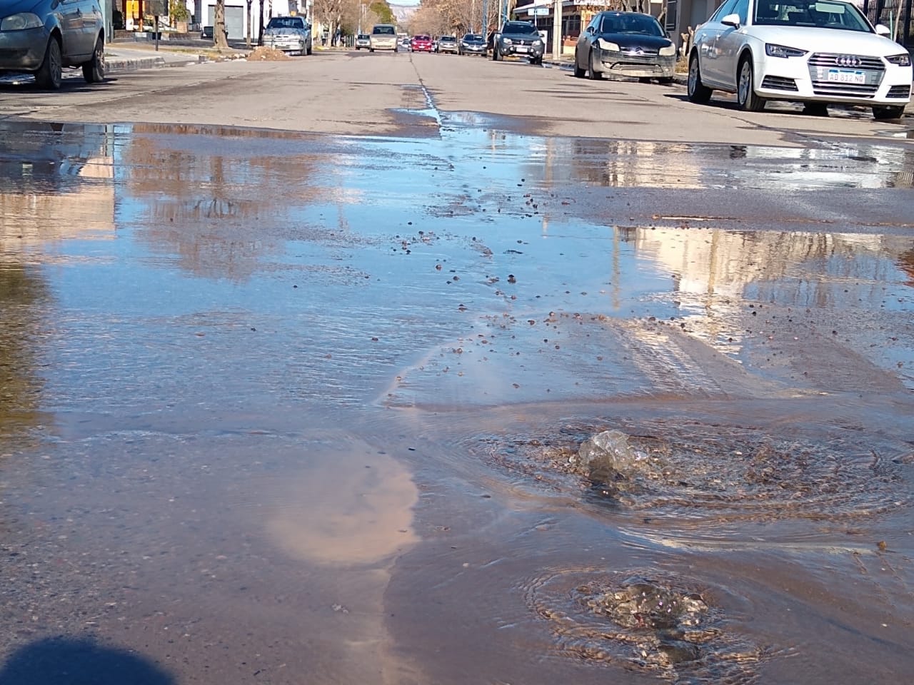 La presión del agua rompió el asfalto y ahora sale a borbotones. (foto: Luis Leiva)