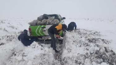 En Mencué el termómetros marco -23. Desde la Comisión de Fomento se distribuyó leña. La nieve supera, en algunos sectores, los 30 centímetros de altura. (Foto: Gentileza)