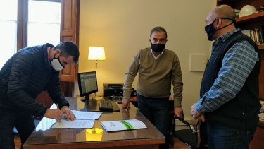 La firma del convenio se realizó en el despacho municipal. Foto: gentileza.