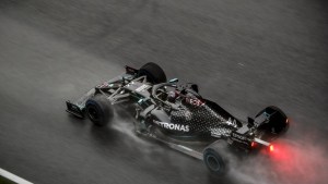 Hamilton logró la pole bajo la lluvia en la Fórmula 1