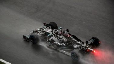 Hamilton logró la pole bajo la lluvia en la Fórmula 1