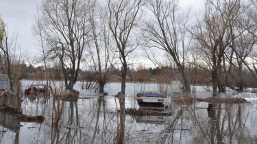 Las zonas más afectadas en Neuquén por la crecida fueron Isla Verde, el Nuevo Paseo Costero y el barrio Confluencia. Fotos: Yamil Regules