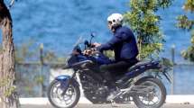 Imagen de Con coronavirus, Bolsonaro anda en moto y habla con empleados sin barbijo en la residencia oficial