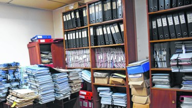 Pilas de expedientes se acumulan en las oficinas municipales a la espera de su evalución legal. (FOTO: Florencia Salto)