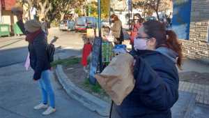 Despedidos de una panadería de Neuquén reclaman con venta de tortas fritas