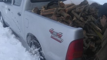 El municipio asiste a lo beneficiario del Plan Calor con leña. (Foto: gentileza)