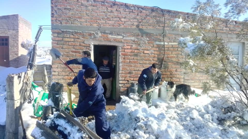 Bomberos ayudan a los campesinos a despejar la nieve en sus viviendas. (Foto: gentileza)