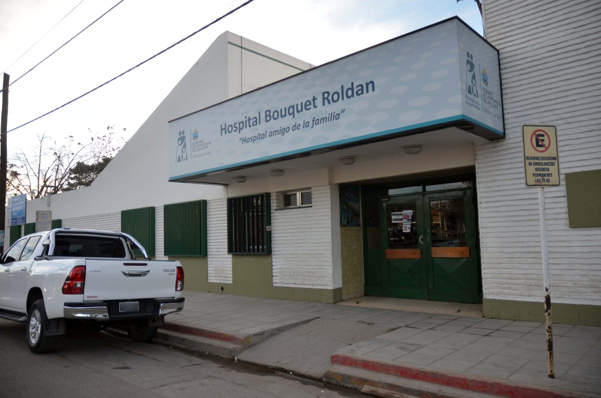 La mujer pernoctó en el Hospital Bouquet Roldán junto a sus hijos. Foto: Matías Subat 
