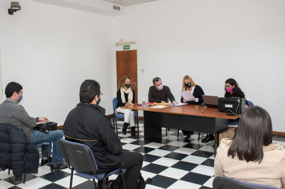 La intendenta María Emilia Soria lideró este miércoles la compulsa y abrió los sobres de los oferentes. Foto: gentileza.-