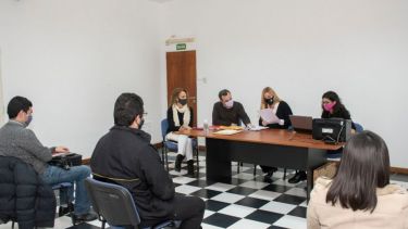 La intendenta María Emilia Soria lideró este miércoles la compulsa y abrió los sobres de los oferentes. Foto: gentileza.-