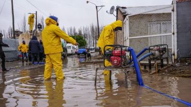 Muchas calles de Plottier tuvieron que ser drenadas para que el agua no entre a las vivivendas. (Foto: Gentileza).