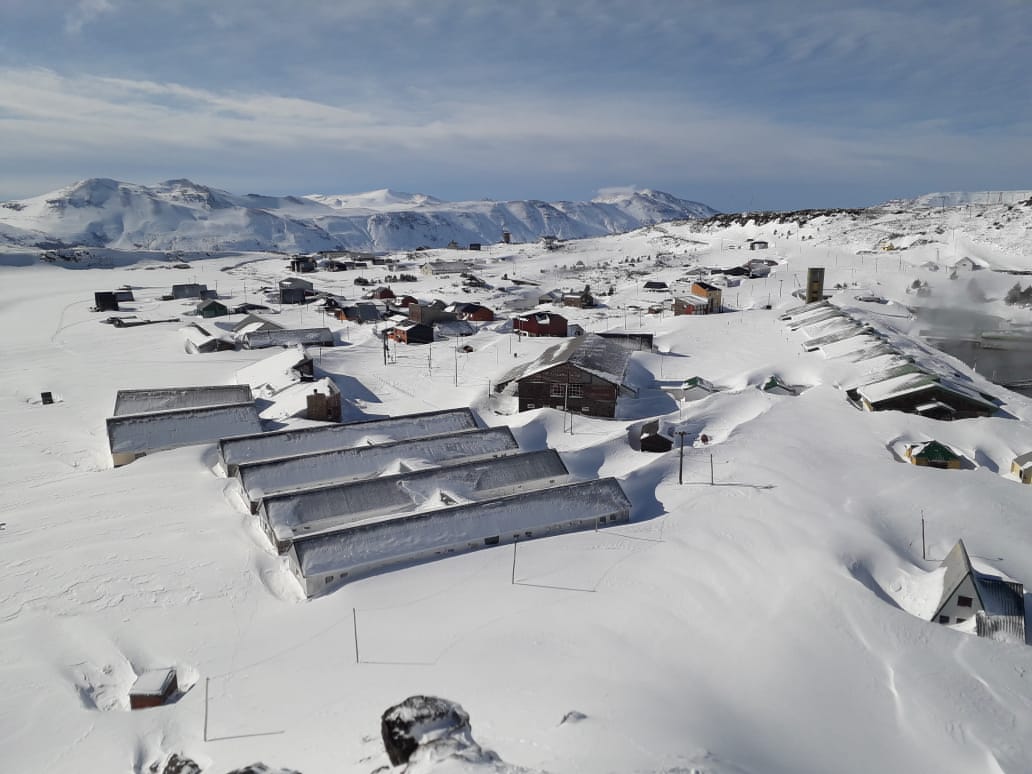 Las termas de Copahue y la villa que la rodea están tapadas por la nieve, que llega a los siete metros en este paraíso neuquino. Foto: Nicolás Canter.