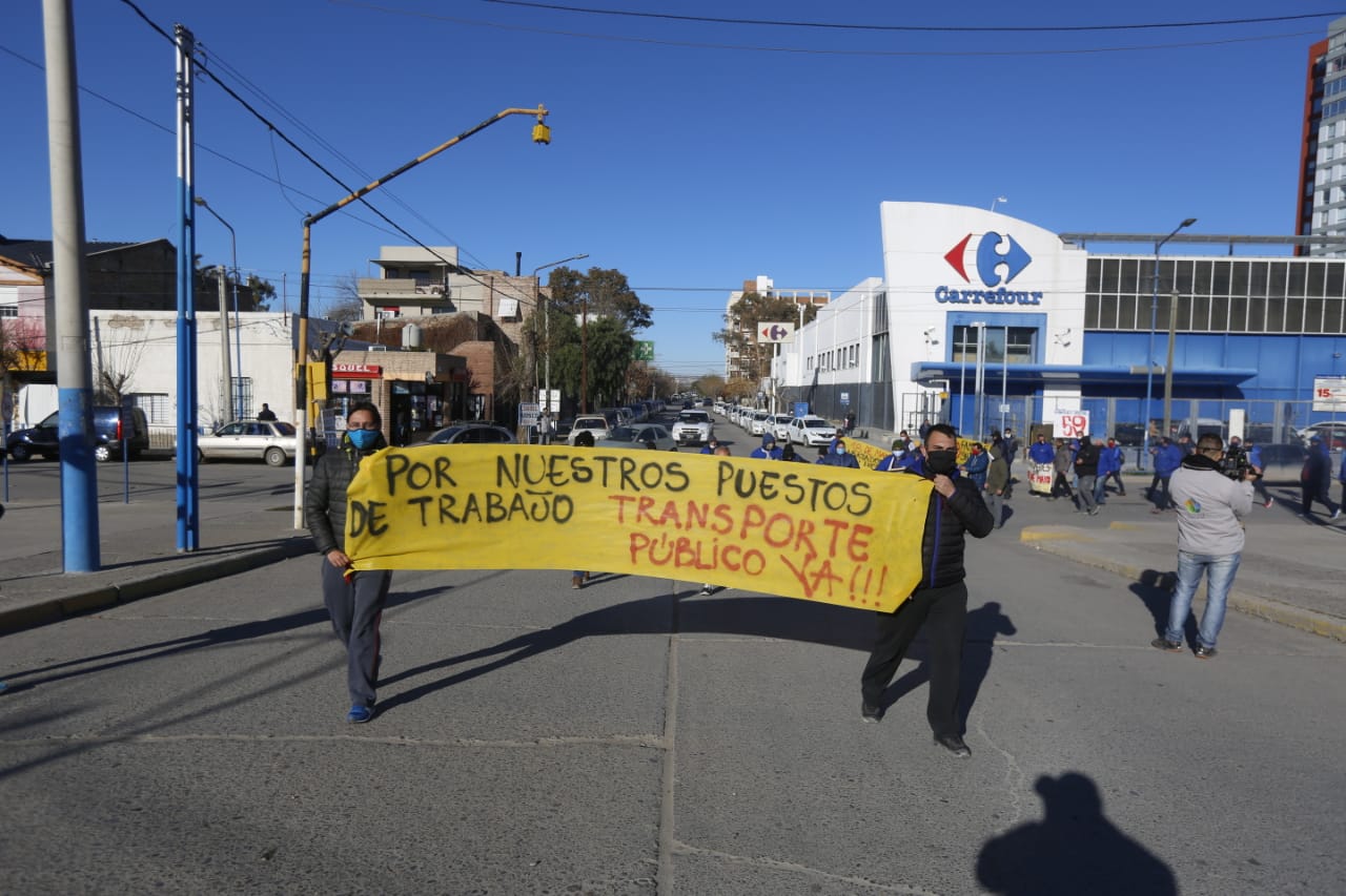 Un numeroso grupo de empleados de la empresa 18 de Mayo se movilizaron por las calles de la ciudad. (foto: Juan Thomes)