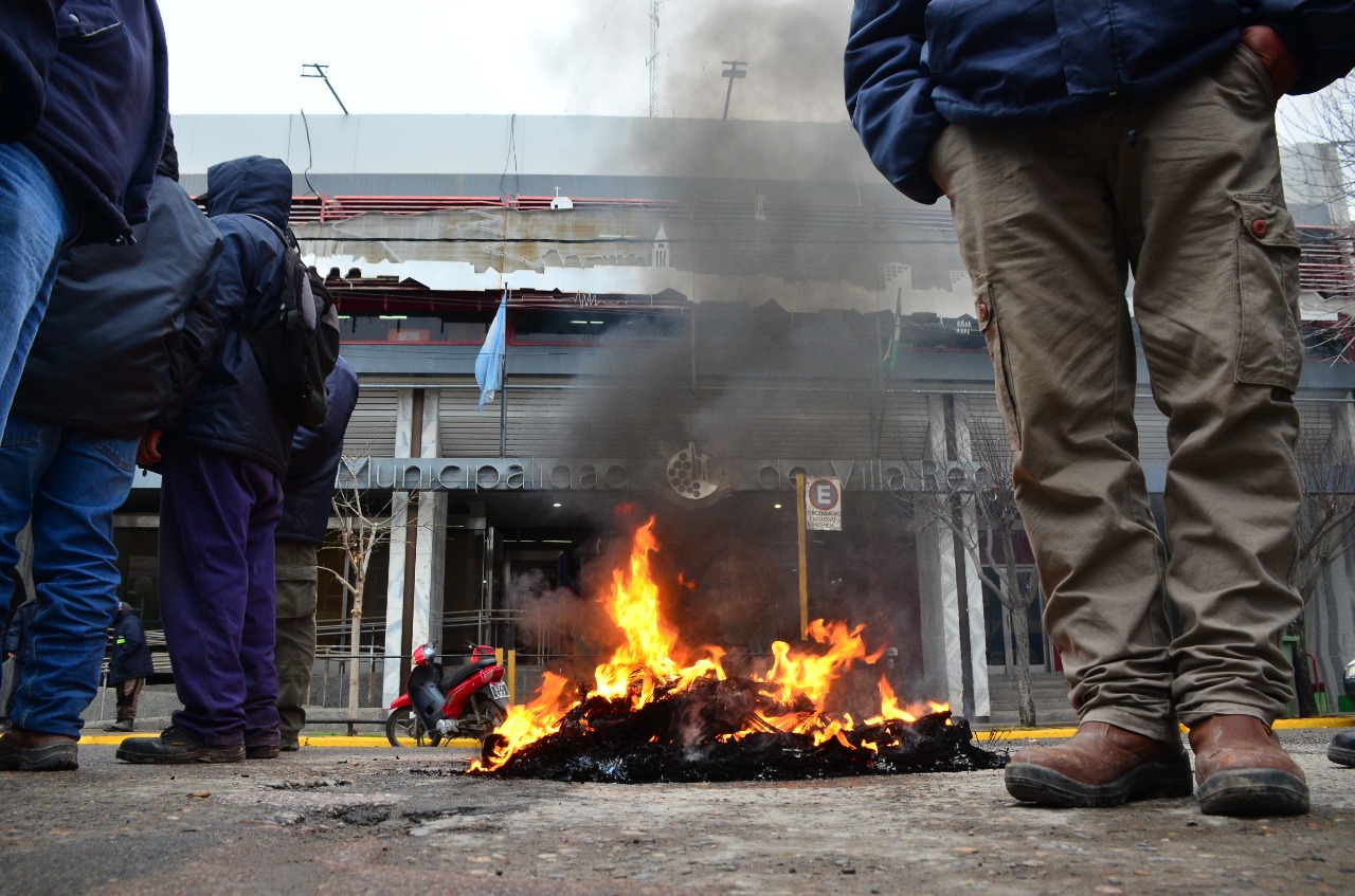 Ayer trabajadores municipales protestaron con quema de neumáticos en las puertas del municipio. (Foto Néstor Salas)