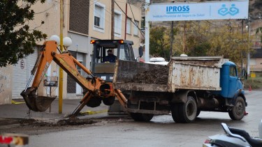 Obras Públicas del municipio trabaja en la reparación de una rotura de la red de agua. (Foto Néstor Salas)