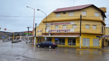 Los pacientes fueron trasladados al hotel Autostop, que se encuentra ubicado en uno de los accesos a Villa Regina. (foto: Néstor Salas)