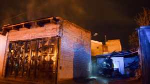 Dos personas fueron trasladadas al hospital tras un incendio, en Roca