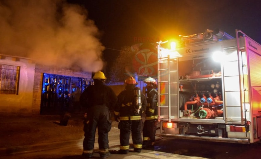 Varias dotaciones de bomberos trabajaron en calle Tortolita al 4000. (foto: gentileza)