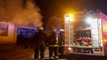 Varias dotaciones de bomberos trabajaron en calle Tortolita al 4000. (foto: gentileza)