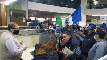 Al intendente de Regina le pidieron apoyo en el reclamo por la zona desfavorable. (Foto Néstor Salas)