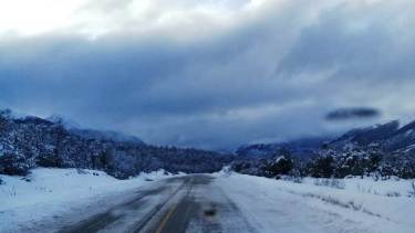La ruta 40, entre Bariloche y El Bolsón permanece habilitada con extrema precaución. Archivo