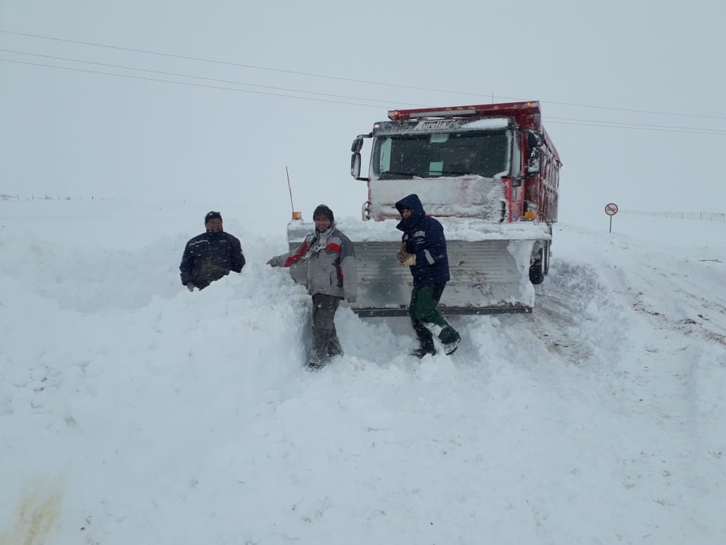 Maquinas y camiones barre nieve de Vialidad Nacional fueron despejando la ruta para que los vehículos pudieran avanzar. (Foto: Gentileza)