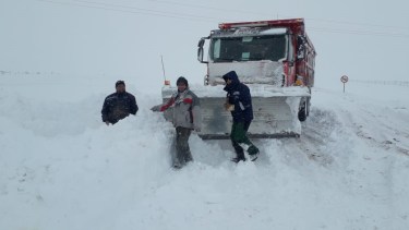 Maquinas y camiones barre nieve de Vialidad Nacional fueron despejando la ruta para que los vehículos pudieran avanzar. (Foto: Gentileza)