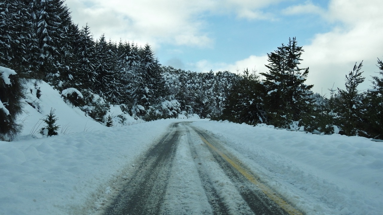 La ruta 40, entre Bariloche y El Bolsón, tiene tramos con nieve. Foto: gentileza