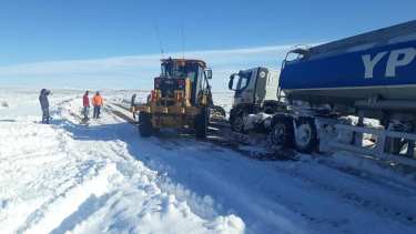 El pasado miércoles, un camión que transportaba combustible a Mencué se quedo encajado en la banquina. (Foto: gentileza)