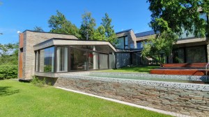 Arquitectura en San Martín de los Andes: esta casa fue imaginada como una pieza rocosa