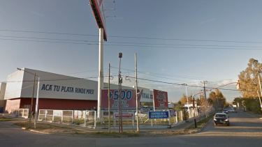 El Centro de Empleados de Comercio se apostó frente al mayorista para que no abra sus puertas hasta cumplir con el protocolo. (Gentileza).-