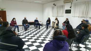 Un grupo de representantes de la toma llegó esta mañana al viejo edificio del Concejo Deliberante para analizar el tema con la intendenta Soria. (foto: gentileza)