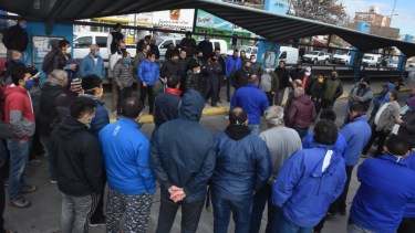 Los trabajadores se reunirán en unos minutos para evaluar un proyecto cooperativo. ¿Se podrá dar? (foto: archivo)