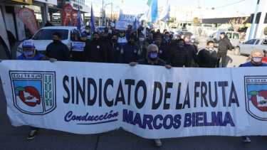 Referentes de todos los gremios ligados a la fruticultura se movilizaron esta mañana. (foto: Juan Thomes)