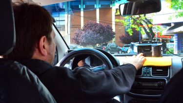 El taxi en la capital rionegrina tuvo un incremento que se puso en acción en el feriado.