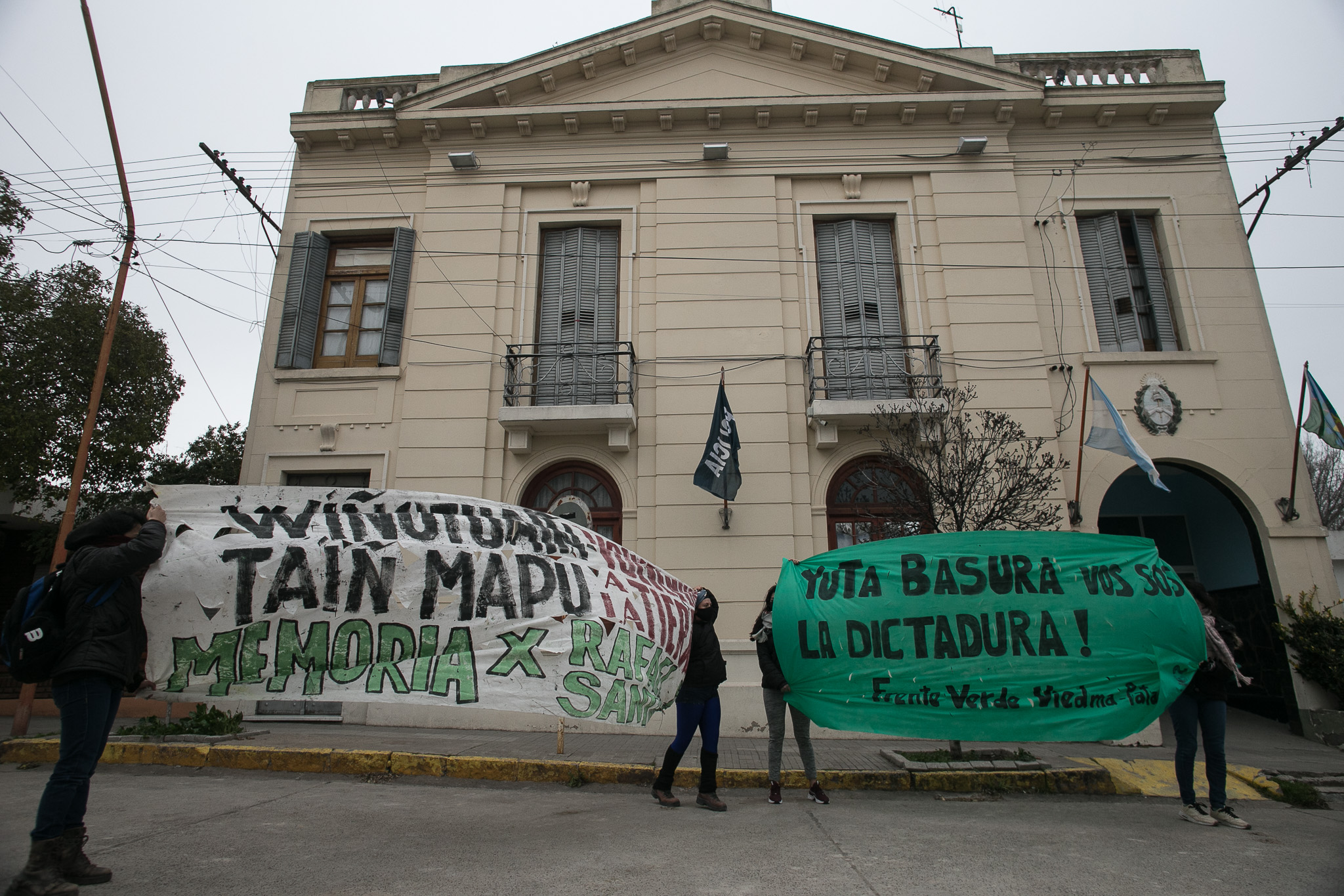 En Patagones la marcha se concentró frente a la comisaría local. Fotos: Pablo Leguizamón.
