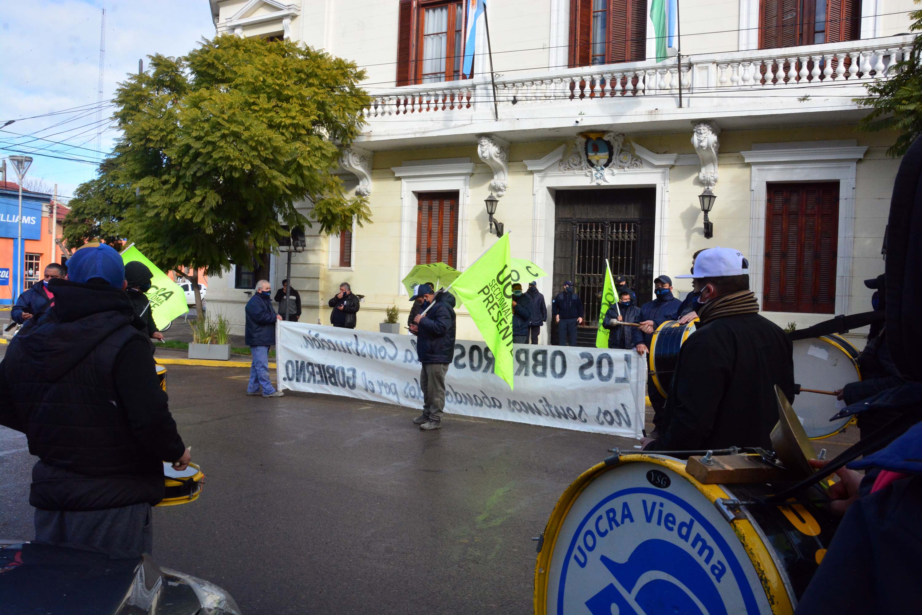 Trabajadores de la UOCRA protestaron el pasado lunes frente a casa de gobierno. Foto: Marcelo Ochoa.