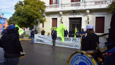 Trabajadores de la UOCRA protestaron el pasado lunes frente a casa de gobierno. Foto: Marcelo Ochoa.