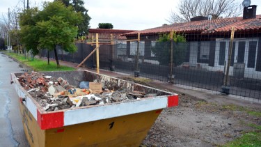 Sobre calle San Luis, son tres la viviendas en refacción. Foto: Marcelo Ochoa.