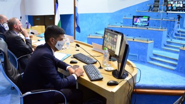 Desde el recinto, Palmieri, con sus secretarios, presidió otra sesión virtual y su conducción volvió a complicarse. Fotos: Marcelo Ochoa.