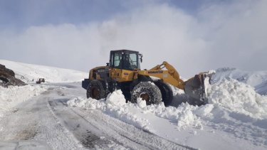 Por la acumulación de nieve hay caminos  por los cuales no se puede circular.  Foto: gentileza
