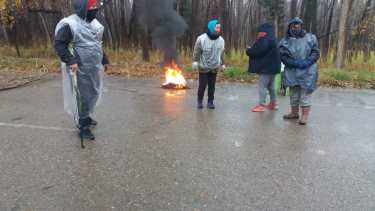 Los vecinos mantienen la protesta a pesar de la lluvia. Dicen que no se moverán hasta que la obra aparezca en el presupuesto del próximo año. (foto: gentileza)
