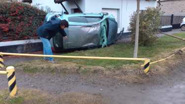 El vehículo quedó contra la pared luego de chocar y volcar.