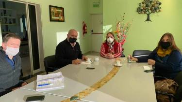 El Ministro de Salud Fabian Zgaib visitó la semana pasada la localidad. Se reunió con la intendenta Mabel Yahuar, la legisladora Soraya Yahuar y el director del hospital Fernando Albizúa. (Foto: gentileza)