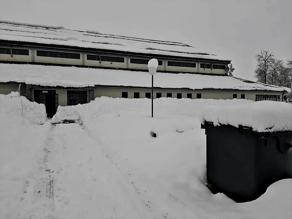 El polideportivo Municipal, también cubierto de nieve. (Foto: gentileza)