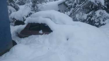 Algunos vehículos quedaron tapados de nieve. (Foto: gentileza)