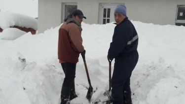 Los vecinos tratan de abrir paso para poder salir de sus viviendas. (Foto: gentileza)