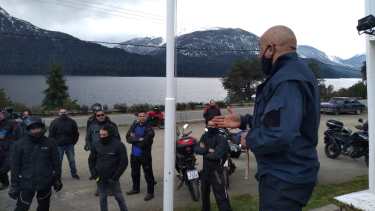 Algunos de los motoqueros que fueron apedreados se entrevistaron con personal policial de Mascardi. Foto: gentileza