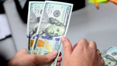 Difunden la lista de personas bloqueadas para la compra de dólares