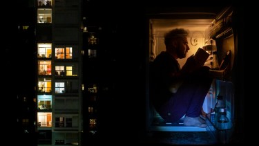 Uno de los autorretratos que componen "Pequeñas anécdotas sobre la cuarentena". Foto: gentileza Agustino Mercado